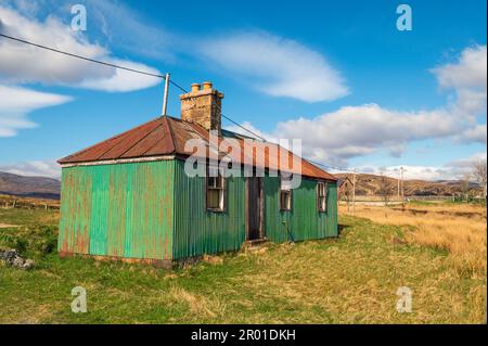 Old Corrugated Tin Cottage in Elphin auf der Strecke nach Loch Veyatie, Elphin in Assynt, Sutherland, Schottland Stockfoto