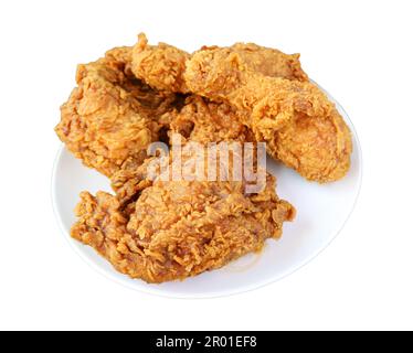 Teller mit köstlichen Crispy Fried Chickens, isoliert auf weißem Hintergrund Stockfoto