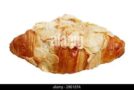 Nahaufnahme eines köstlichen französischen Mandel-Croissant-Gebäckstücks, isoliert vor weißem Hintergrund Stockfoto