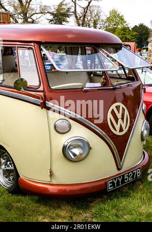 Earsham, Norfolk, Großbritannien – April 30 2023. Nahaufnahme des vorderen Endes eines klassischen VW-Wohnwagens mit geteiltem Bildschirm in einem kleinen und lokalen Auto-Sho Stockfoto