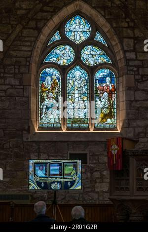 Haddington, East Lothian, Schottland, Vereinigtes Königreich, 6. Mai 2023. Krönungsbesichtigung: Die Öffentlichkeit ist eingeladen, die Krönung auf Fernsehbildschirmen in der historischen St. Mary's Parish Church zu sehen, während die goldene Pferdekutsche den Buckingham Palace verlässt und die Mall hinauffährt. Kredit: Sally Anderson/Alamy Live News Stockfoto