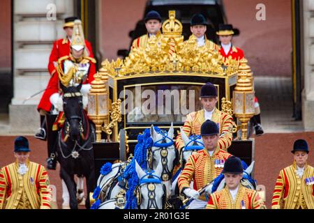 London, England, Großbritannien. 6. Mai 2023. König KARL III. Und Königin Consort Camilla werden gesehen, wie sie den Buckingham Palace vor der Krönungszeremonie in Westminster Abbey verlassen. (Kreditbild: © Tayfun Salci/ZUMA Press Wire) NUR REDAKTIONELLE VERWENDUNG! Nicht für den kommerziellen GEBRAUCH! Stockfoto