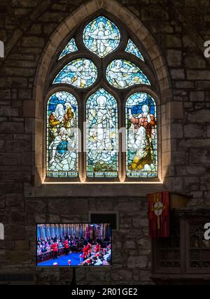 Haddington, East Lothian, Schottland, Vereinigtes Königreich, 6. Mai 2023. Krönungsbesichtigung: Die Öffentlichkeit ist eingeladen, die Krönung auf Fernsehbildschirmen in der historischen St. Mary’s Parish Church mit Blick auf das Innere der Westminster Abbey zu sehen. Kredit: Sally Anderson/Alamy Live News Stockfoto