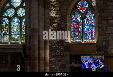 Haddington, East Lothian, Schottland, Vereinigtes Königreich, 6. Mai 2023. Krönungsbesichtigung: Die Öffentlichkeit ist eingeladen, die Krönung auf Fernsehbildschirmen in der historischen St. Mary’s Parish Church mit Blick auf das Innere der Westminster Abbey zu sehen. Kredit: Sally Anderson/Alamy Live News Stockfoto