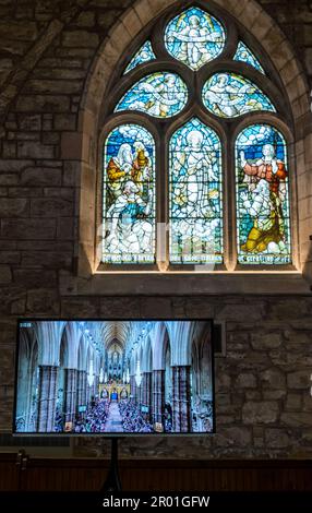 Haddington, East Lothian, Schottland, Vereinigtes Königreich, 6. Mai 2023. Krönungsbesichtigung: Die Öffentlichkeit ist eingeladen, die Krönung auf Fernsehbildschirmen in der historischen St. Mary’s Parish Church mit Blick auf das Innere der Westminster Abbey zu sehen. Kredit: Sally Anderson/Alamy Live News Stockfoto