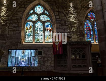 Haddington, East Lothian, Schottland, Vereinigtes Königreich, 6. Mai 2023. Krönungsbesichtigung: Die Öffentlichkeit ist eingeladen, die Krönung auf Fernsehbildschirmen in der historischen St. Mary’s Parish Church mit Blick auf das Innere der Westminster Abbey zu sehen. Kredit: Sally Anderson/Alamy Live News Stockfoto