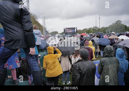 London, UK, 06. Mai 2023. Die Öffentlichkeit trotzt dem Regen im Hyde Park, um die Krönung von König Karl III. Und Quee Camilla als König und Königin des Vereinigten Königreichs und des Commonwealth zu sehen. Aubrey Fagon/Alamy Live News Stockfoto