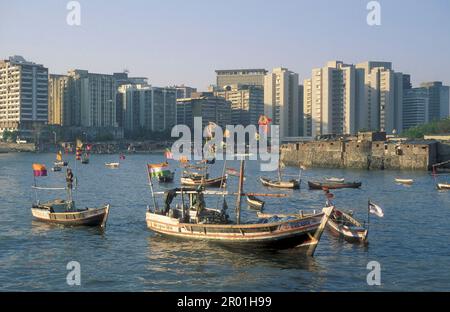 Die Skyline an einem Strand und einer Küste in Colaba im Stadtzentrum von Mumbai in Indien. Indien, Mumbai, März 1998 Stockfoto