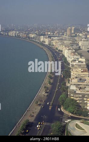 Blick auf die Ramchandani marg Road an der Küste und der Gegend von Colaba im Stadtzentrum von Mumbai in Indien. Indien, Mumbai, März 1998 Stockfoto