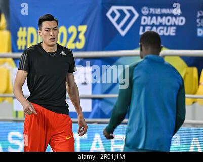 Doha, Katar. 5. Mai 2023. Zhu Yaming (L) aus China reagiert auf den Triple Jump für Männer beim 2023. Diamond League Athletics Meeting im Suhaim bin Hamad Stadium in Doha, Hauptstadt von Katar, am 5. Mai 2023. Kredit: Nikku/Xinhua/Alamy Live News Stockfoto