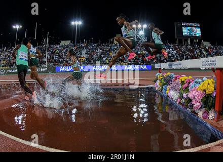 Doha, Katar. 5. Mai 2023. Athleten treten beim Frauen-Steeplechase-Rennen 3000m auf dem 2023 Diamond League Athletics Meeting im Suhaim bin Hamad Stadium in Doha, Hauptstadt von Katar, am 5. Mai 2023 an. Kredit: Nikku/Xinhua/Alamy Live News Stockfoto