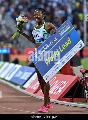 Doha, Katar. 5. Mai 2023. Winfred Mutile Yavi aus Bahrain feiert nach dem Sieg des Frauen-Steeplechase-Rennens 3000m auf dem 2023 Diamond League Leichtathletiktreffen im Suhaim bin Hamad Stadium in Doha, Hauptstadt von Katar, am 5. Mai 2023. Kredit: Nikku/Xinhua/Alamy Live News Stockfoto