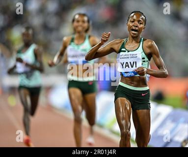 Doha, Katar. 5. Mai 2023. Winfred Mutile Yavi (R) aus Bahrain tritt beim Frauen-Steeplechase-Rennen 3000m auf dem 2023 Diamond League-Leichtathletiktreffen im Suhaim bin Hamad Stadium in Doha, Hauptstadt von Katar, am 5. Mai 2023 an. Kredit: Nikku/Xinhua/Alamy Live News Stockfoto