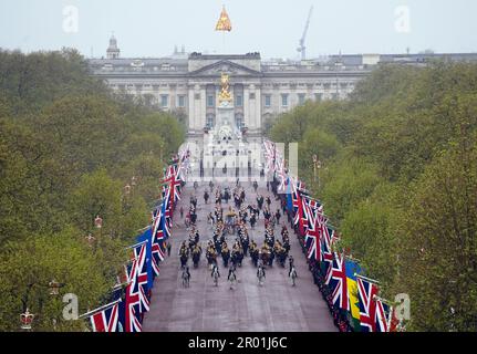 Der Diamond Jubilee State Coach, begleitet von der Eskorte des Sovereign der Haushaltskavallerie, reist entlang der Mall in der King's Procession vor der Krönungszeremonie von König Karl III. Und Königin Camilla im Zentrum von London. Foto: Samstag, 6. Mai 2023. Stockfoto