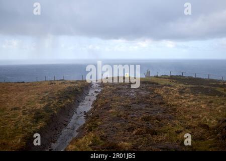 Vom atlantik kommender Regensturm mit Wasserfall nach oben, verursacht durch starken Wind in der Nähe von slieve League County donegal republik irland Stockfoto