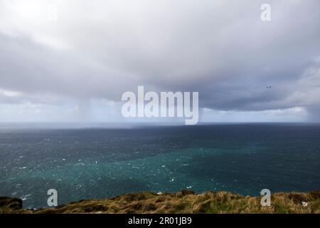 Vom atlantik kommt ein Regensturm in der Nähe des slieve League Countys donegal republik irland Stockfoto
