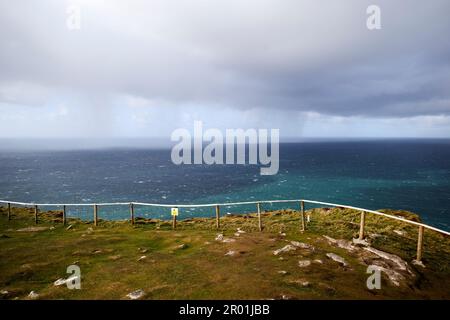 Vom atlantik kommt ein Regensturm in der Nähe des slieve League Countys donegal republik irland Stockfoto