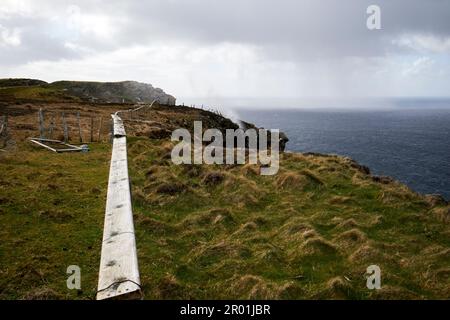 Vom atlantik kommender Regensturm mit Wasserfall nach oben in der Nähe des slieve League Countys donegal republik irland Stockfoto