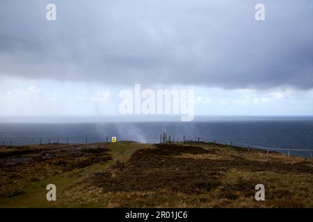 Vom atlantik kommender Regensturm mit Wasserfall nach oben, verursacht durch starken Wind in der Nähe von slieve League County donegal republik irland Stockfoto