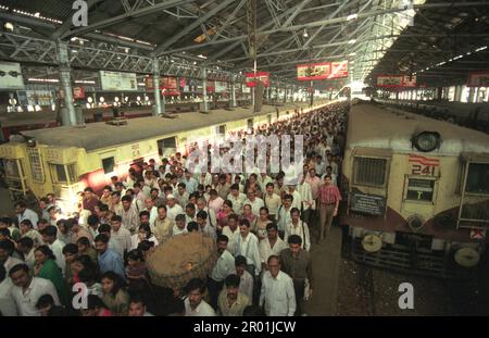 Menschen und Züge im Bahnhof von Mumbai oder Chhatrapati Shivaji Terminus im Stadtzentrum von Mumbai in Indien. Indien, Mumbai, März 1 Stockfoto