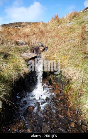 Torfbäche, die durch das Bergmoor schlängeln, um die Torfflecken unter der Oberfläche in der Nähe des slieve League County donegal republic of ireland freizulegen Stockfoto