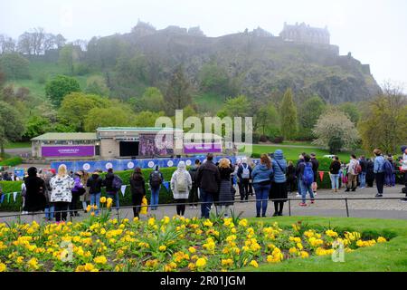 Edinburgh, Schottland, Großbritannien. 6. Mai 2023 Eine Live-Besichtigung der Krönung von König Karl III auf einer großen Leinwand am Ross Bandstand in West Princes Street Gardens vor der Kulisse von Edinburgh Castle. Kredit: Craig Brown/Alamy Live News Stockfoto