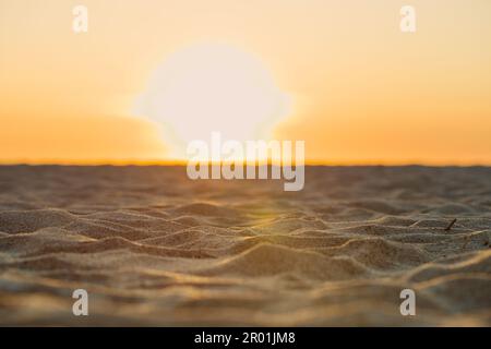 Leerer Strand bei Sonnenuntergang in Łazy im Woiwodschaft Westpommern in Polen. Die Sonnenstrahlen auf dem Sand in der goldenen Stunde. Stockfoto
