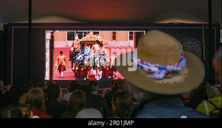 Brighton UK, 6. Mai 2023 - heute sehen die Massen die Krönung von König Charles III auf einem großen Bildschirm am Brighton Jubilee Square : Credit Simon Dack / Alamy Live News Stockfoto