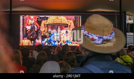 Brighton UK, 6. Mai 2023 - heute sehen die Massen die Krönung von König Charles III auf einem großen Bildschirm am Brighton Jubilee Square : Credit Simon Dack / Alamy Live News Stockfoto