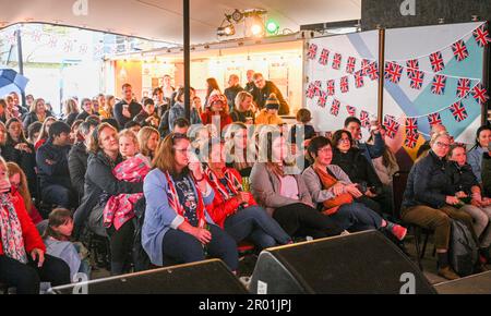 Brighton UK, 6. Mai 2023 - heute sehen die Massen die Krönung von König Charles III auf einem großen Bildschirm am Brighton Jubilee Square : Credit Simon Dack / Alamy Live News Stockfoto