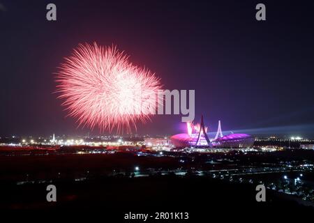 Phnom Penh. 6. Mai 2023. Feuerwerk erleuchtet den Himmel während der Eröffnungszeremonie der südostasiatischen Spiele 32. im Morodok Techo National Stadium in Phnom Penh, Kambodscha am 5. Mai 2023. Kredit: Xinhua/Alamy Live News Stockfoto