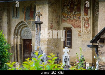 Wandmalereien der Hölle und des Teufels, romanische Kirche, Mont Village, Louron Valley, Gebirge der Pyrenäen, Frankreich. Stockfoto