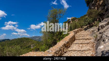 Burg Alaró, Treppe zum Haupttor der Mauer, Mallorca, Balearen, Spanien. Stockfoto