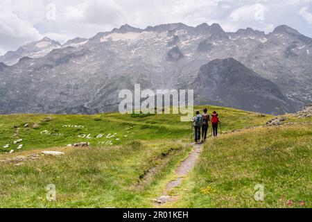 Spaziergang vor dem Maladeta-Massiv, Weg nach Frankreich durch den Portillon-Pass, Benasque-Tal, Huesca, Pyrenäen, Spanien. Stockfoto