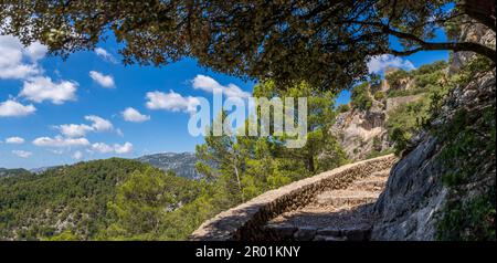 Burg Alaró, Treppe zum Haupttor der Mauer, Mallorca, Balearen, Spanien. Stockfoto