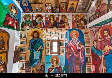 Bilder von Heiligen, in der St.-Ignatius-Kapelle, Kapelle am Straßenrand, mazedonisch-orthodox, 2019 erbaut, östlich von Prilep, Pelagonia, Nordmazedonien Stockfoto