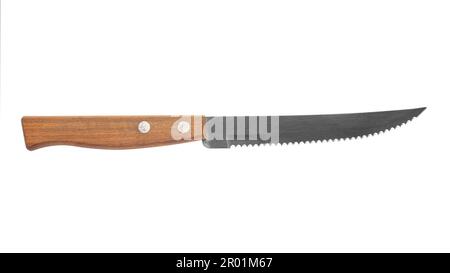 Steakmesser. Ein gezacktes Küchenmesser mit Holzgriff. Isoliert auf weißem Hintergrund. Datei enthält Beschneidungspfad. Stockfoto