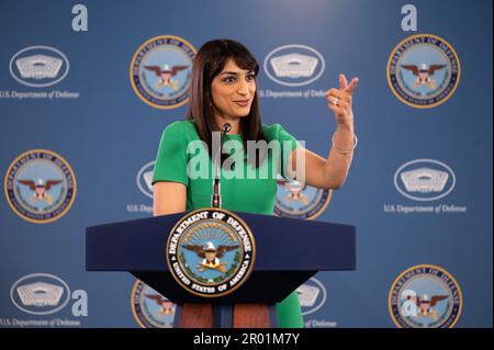 Arlington, Vereinigte Staaten von Amerika. 04. Mai 2023. Pentagon Stellvertretende Pressesprecherin Sabrina Singh beantwortet eine Frage einer Reporterin während einer Pressekonferenz im Pentagon am 4. Mai 2023 in Arlington, Virginia. Kredit: Joseph Clark/DOD/Alamy Live News Stockfoto