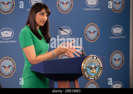 Arlington, Vereinigte Staaten von Amerika. 04. Mai 2023. Pentagon Stellvertretende Pressesprecherin Sabrina Singh beantwortet eine Frage einer Reporterin während einer Pressekonferenz im Pentagon am 4. Mai 2023 in Arlington, Virginia. Kredit: Joseph Clark/DOD/Alamy Live News Stockfoto