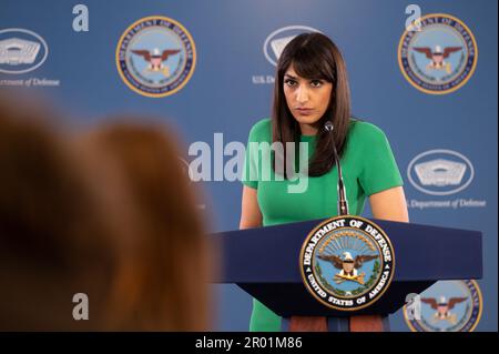 Arlington, Vereinigte Staaten von Amerika. 04. Mai 2023. Pentagon Stellvertretende Pressesprecherin Sabrina Singh beantwortet eine Frage einer Reporterin während einer Pressekonferenz im Pentagon am 4. Mai 2023 in Arlington, Virginia. Kredit: Joseph Clark/DOD/Alamy Live News Stockfoto