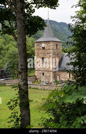 Dorf Génos, Louron-Tal, Eklastitanie, Gebirge der Pyrenäen, Frankreich. Stockfoto