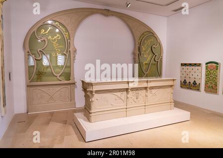 Theke und Bogen, um 1904, Holz und Glas, Can Banqué, Museu de Mallorca, Palma, Mallorca, Spanien. Stockfoto