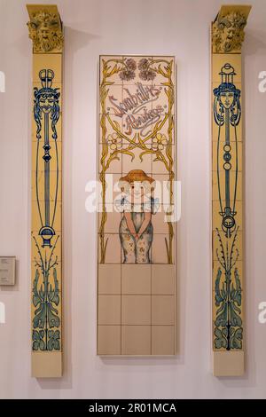 Fliesenplatte, 1904, glasierte Keramik, La Capelleria Store, La Roqueta Factory Keramik, Museu de Mallorca, Palma, Mallorca, Spanien. Stockfoto