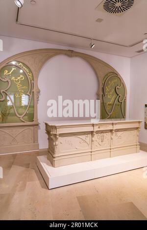 Theke und Bogen, um 1904, Holz und Glas, Can Banqué, Museu de Mallorca, Palma, Mallorca, Spanien. Stockfoto