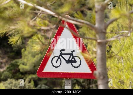 Warnschild für Radfahrer P-22, Randa, Mallorca, Balearen, Spanien. Stockfoto