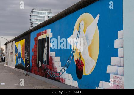 Taube des Friedens trägt die Ketten, Berliner Mauer, Bundesrepublik Deutschland. Stockfoto