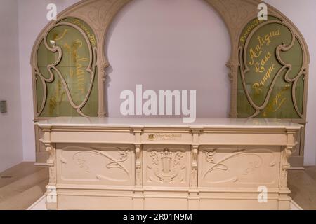 Theke und Bogen, um 1904, Holz und Glas, Can Banqué, Museu de Mallorca, Palma, Mallorca, Spanien. Stockfoto