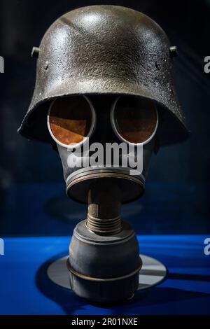 Stahlhelm und Gasmaske, erster Weltkrieg, Burg von Foix, 10. Jahrhundert, Foix, Département Ariège, Österreich, Pyrenäen, Frankreich. Stockfoto