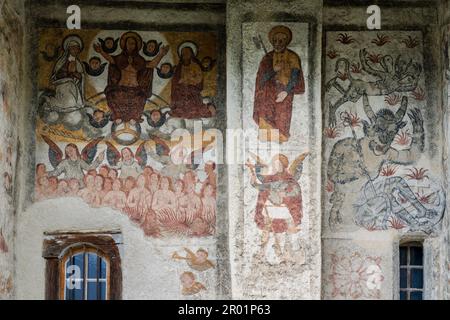 Wandmalereien der Hölle und des Teufels, romanische Kirche, Mont Village, Louron Valley, Gebirge der Pyrenäen, Frankreich. Stockfoto