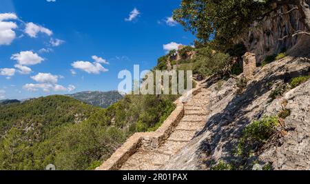 Burg Alaró, Treppe zum Haupttor der Mauer, Mallorca, Balearen, Spanien. Stockfoto